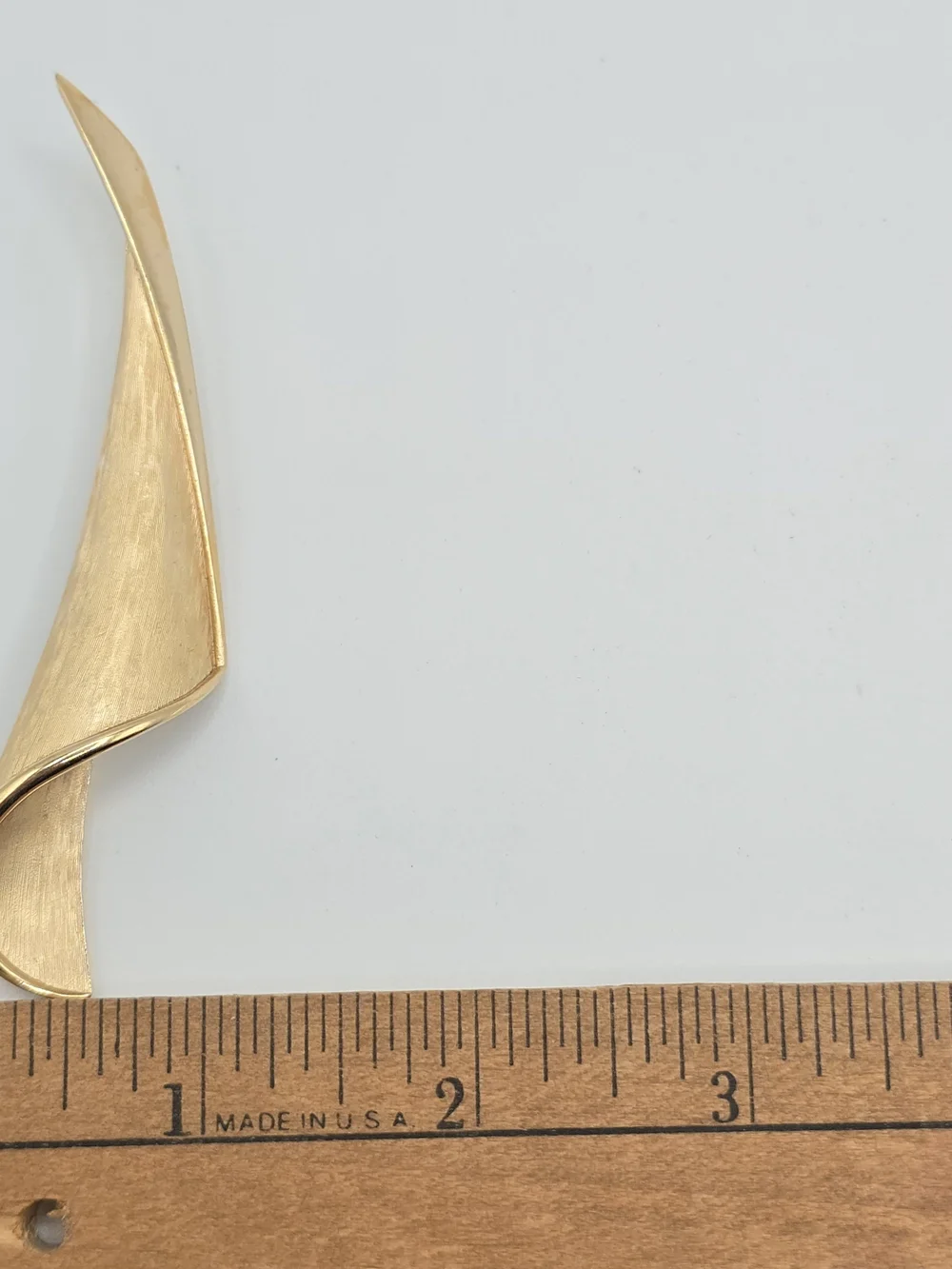 VTG Crown Trifari Brooch Gold Tone Ribbon Pin Brushed Finish Modernist 3.5